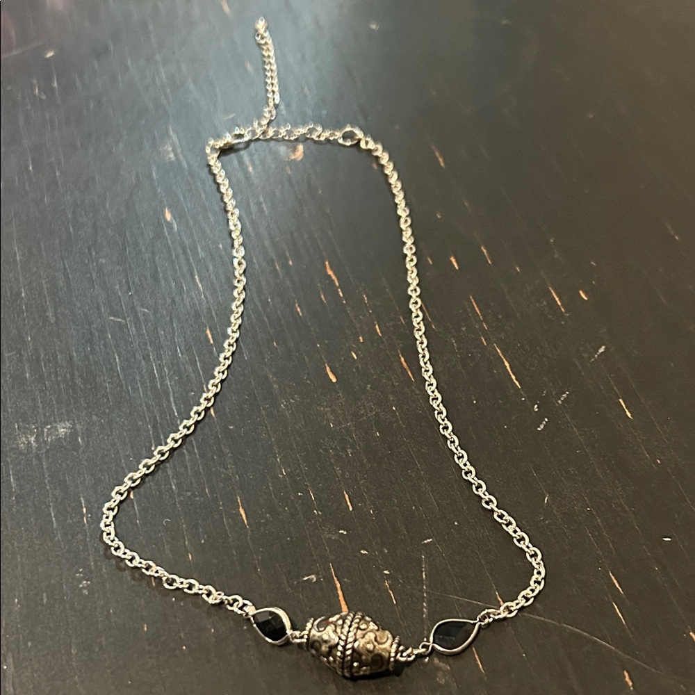 Elegant Silver Pendant Necklace - Picture 2 of 8